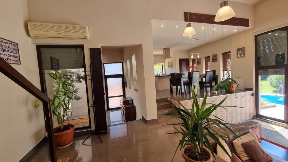 Vilă cu 4 camere de închiriat în zona Braytim cu piscina - Poză 7