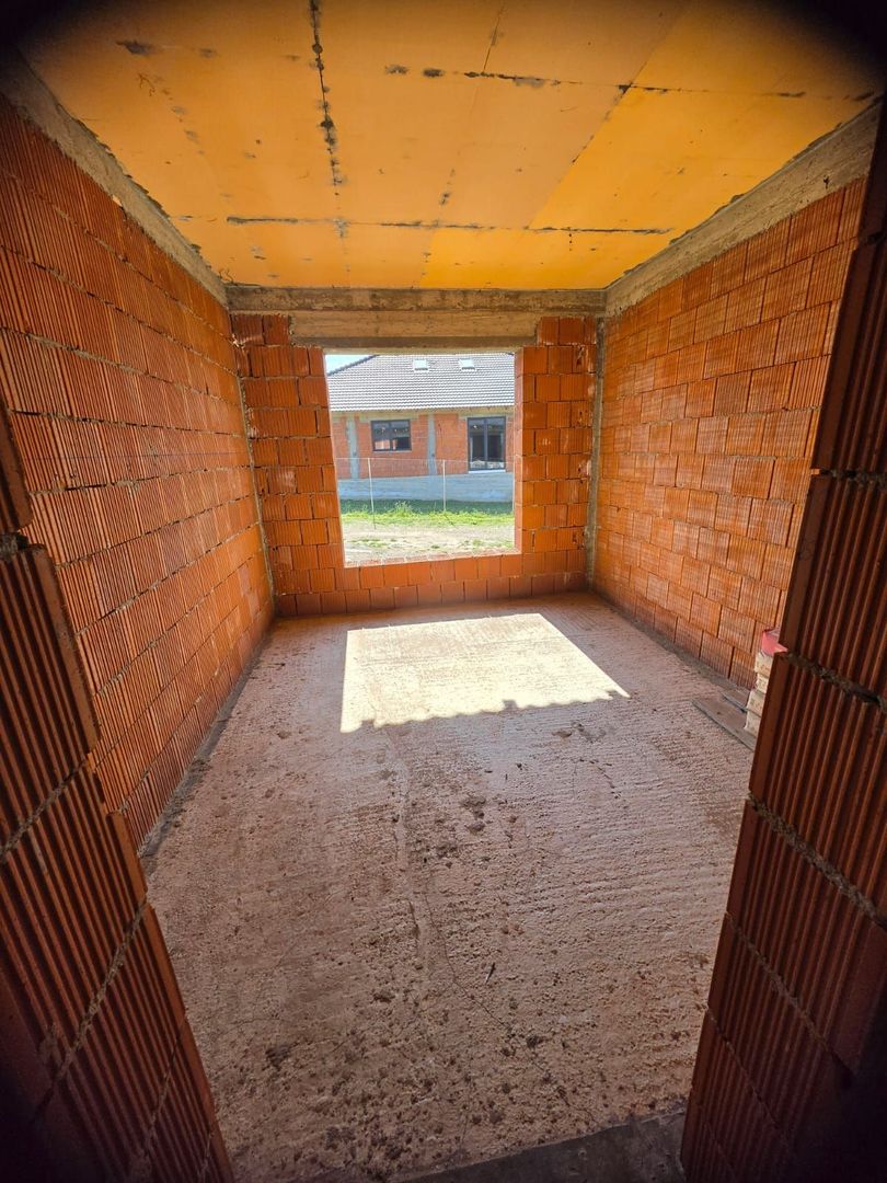 Casă la roșu în localitatea Cheriu - Poză 4