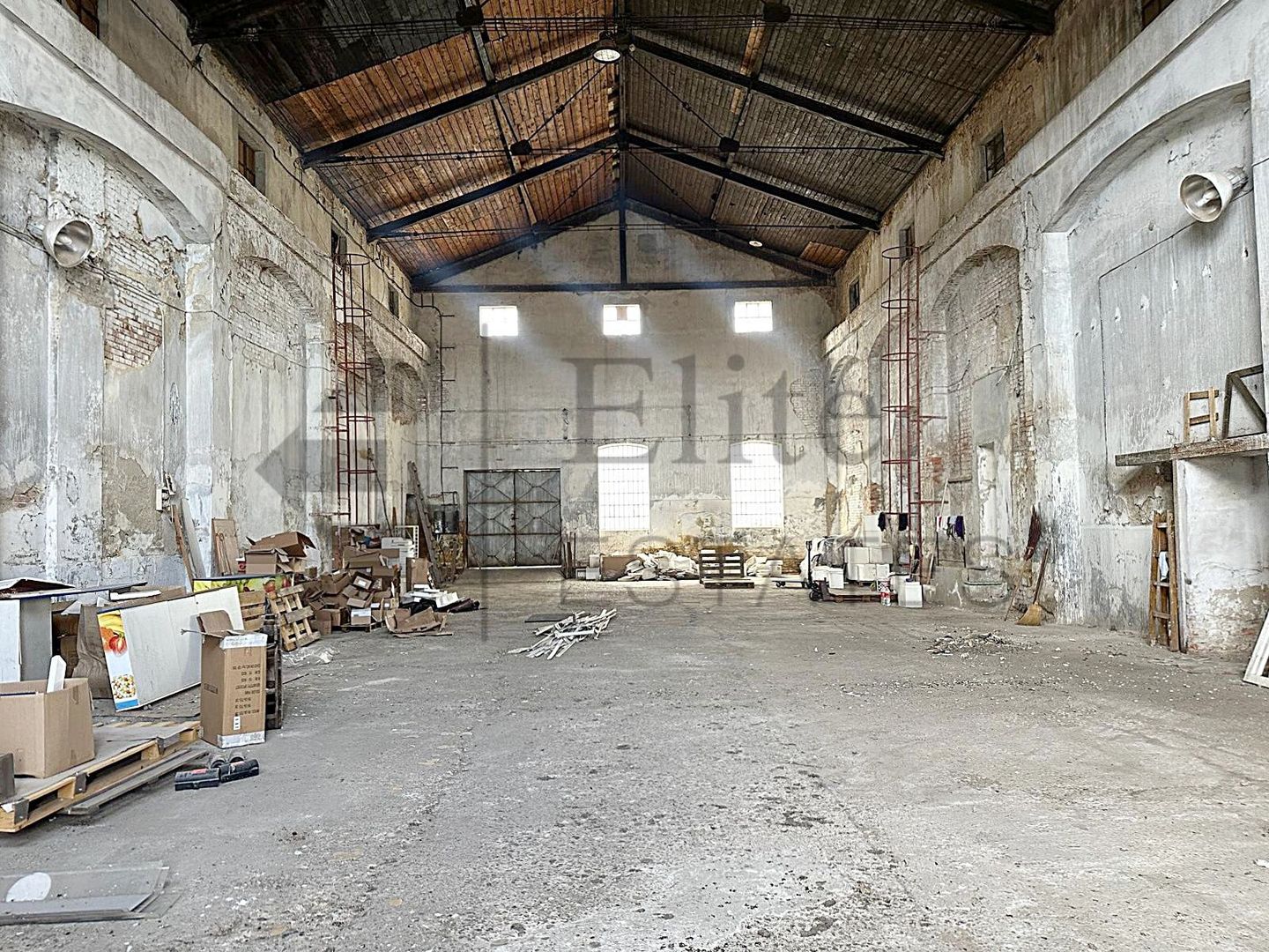 Hala cu teren de vanzare in zona Garii din Salonta - Poză 3