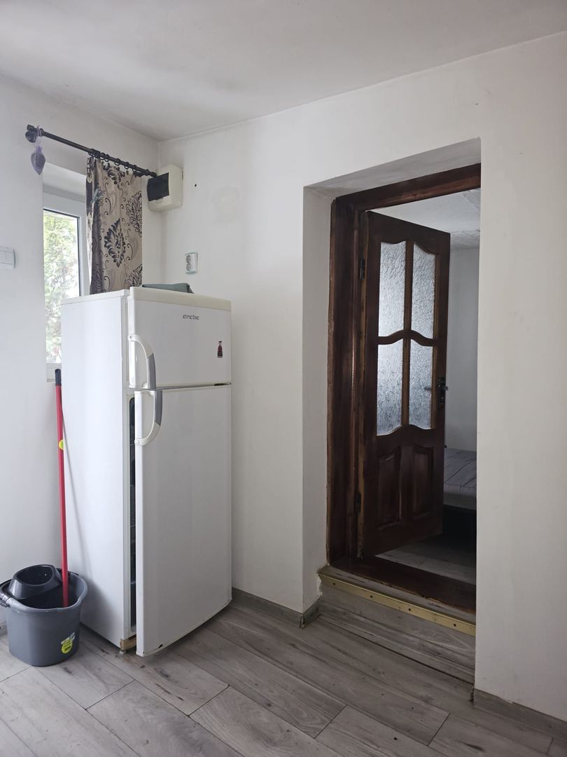 Casa 35 mp cu curte 300 mp, Micro 17 – Str. Oltului, 250 euro lunar - Poză 8