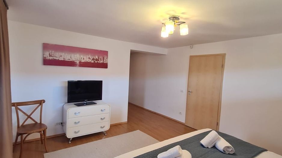 Vila spațioasă și recent renovată în Ghiroda! - Poză 71