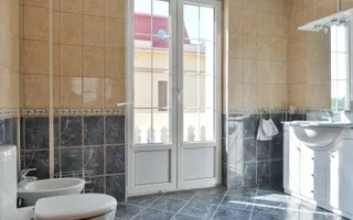 VILA DE LUX CU 6 DORMITOARE SI PISCINA + 800 MP CURTE LA INCHIRIRE - Poză 15