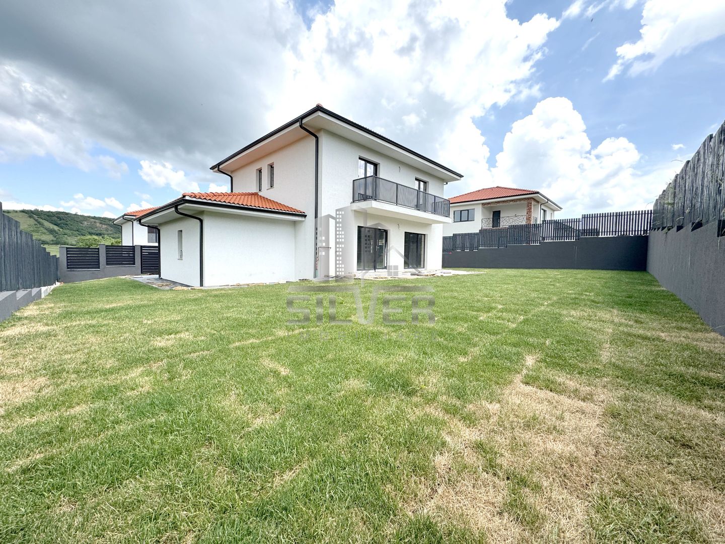 Casa unifamiliala cu teren de 500 mp in zona centrala. - Poză 1