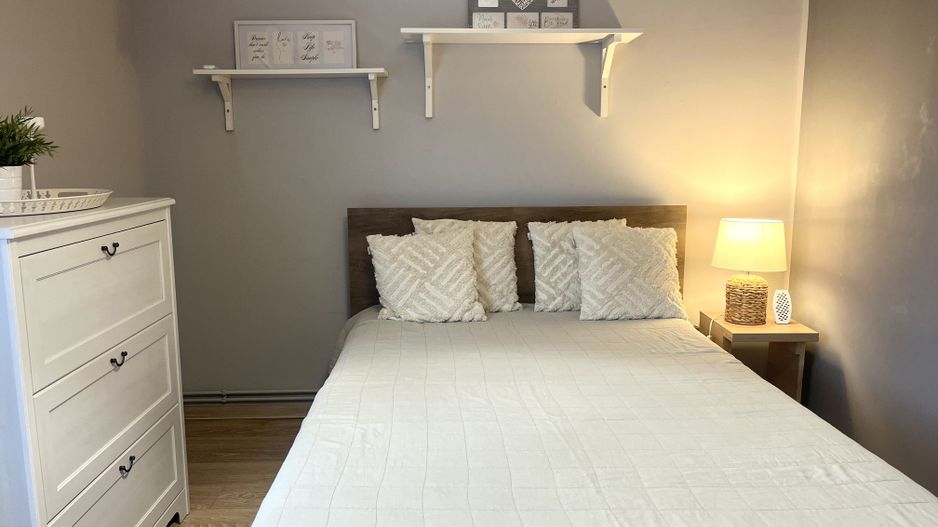 Tur virtual- 2 camere, primitor si luminos, cu garaj, in zona Centrala - Poză 2