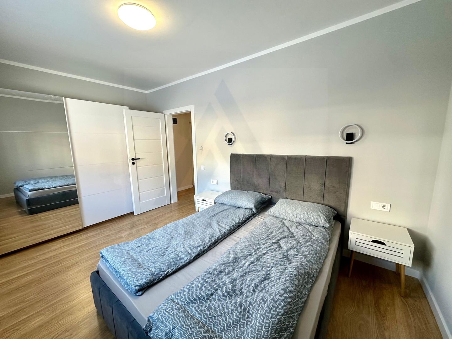 Apartament ultrafinisat 2 camere balcon 7.5 mp si parcare in Cristian - Poză 16