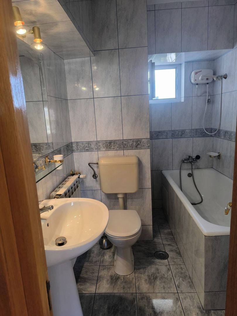 De Inchiriat Apartament 4 camere Nemobilat Piata Unirii Metrou - Poză 13