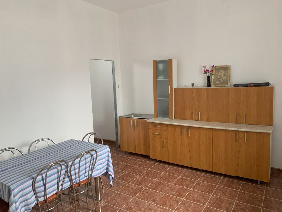  Casa cu teren generos de 1084 mp in centrul comunei Pischia, strada principala - Poză 14