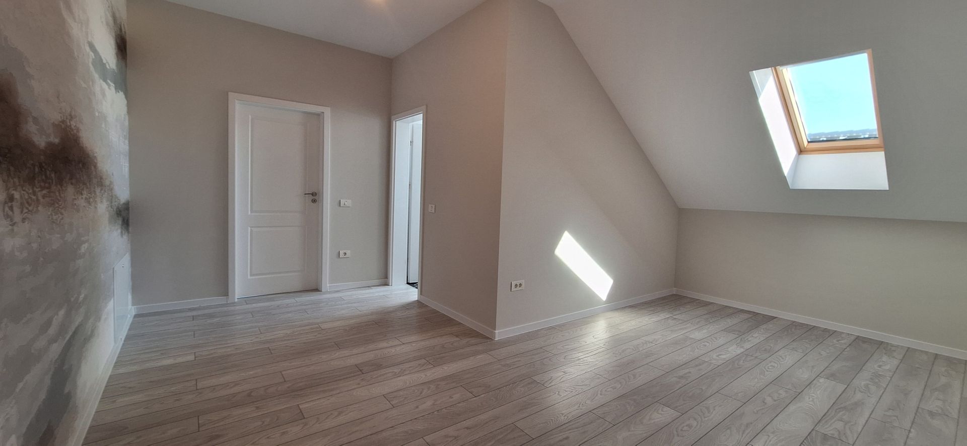 Apartament cu 2 camere si loc de parcare - Poză 1