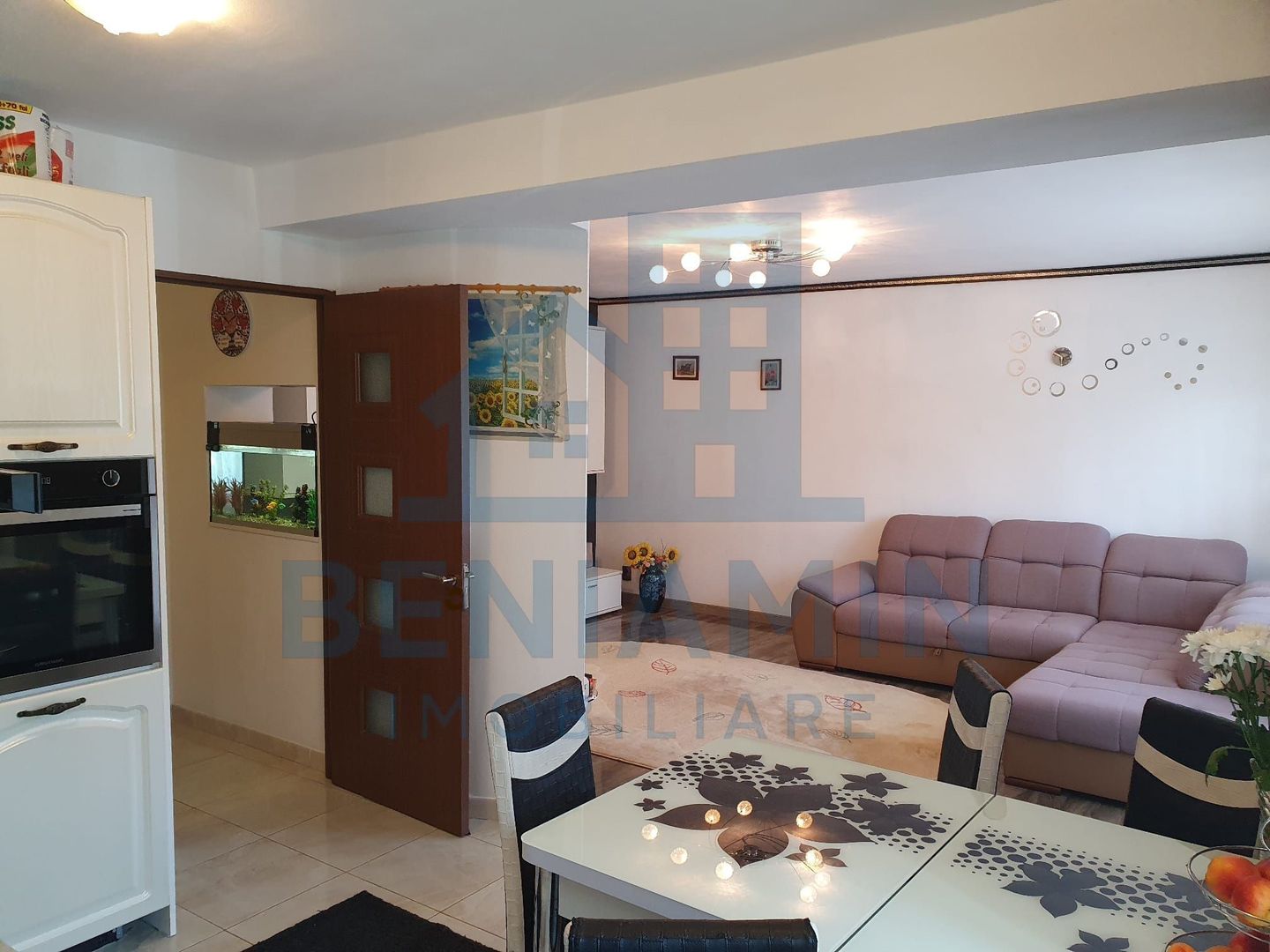 Apartament 4 camere etaj 1 Cartier Noua 99mp doua parcari - Poză 2