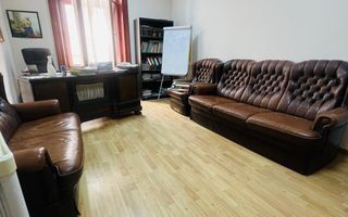 Apartament (pretabil pentru Birou ,Cabinet etc.) de vanzare in centru. - Poză 1