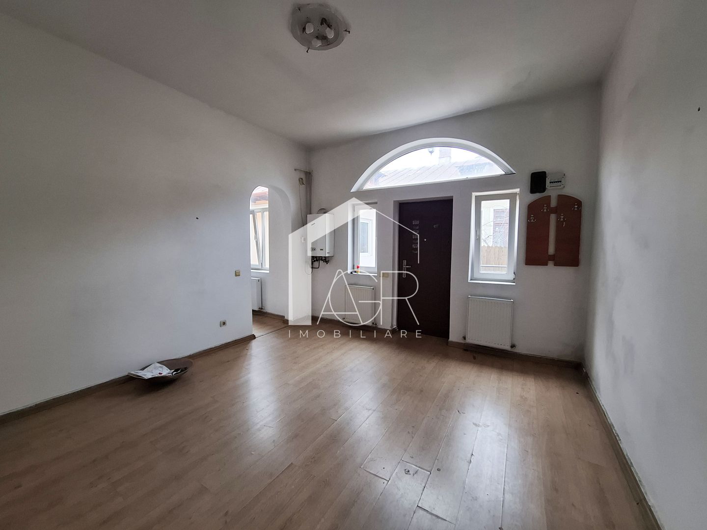 Casa cu 4 camere, zona Central - Poză 11