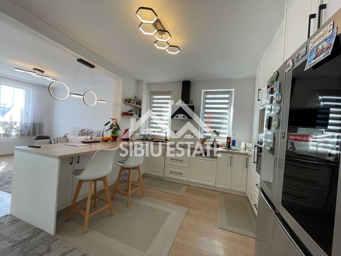 Casa cvadruplex de vanzare 4 camere, 2 locuri de parcare - Poză 1