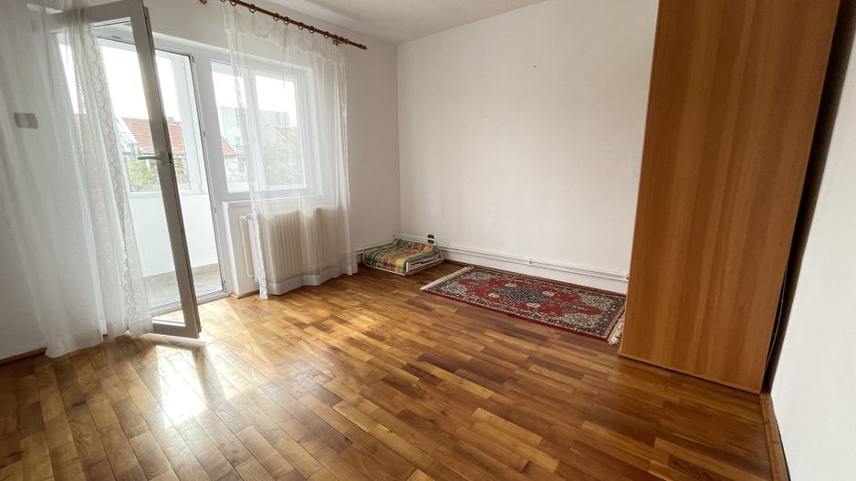 Apartament spatios cu trei camere si garaj - Poză 13