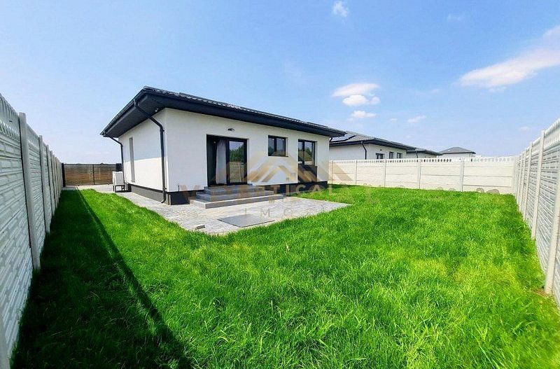 Casa cu panouri fotovoltaice - comuna Berceni - Poză 1