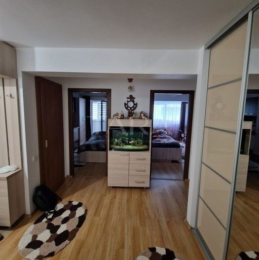 Apartament complet mobilat, cu 2 balcoane termopan. Parcare și boxă. - Poză 2