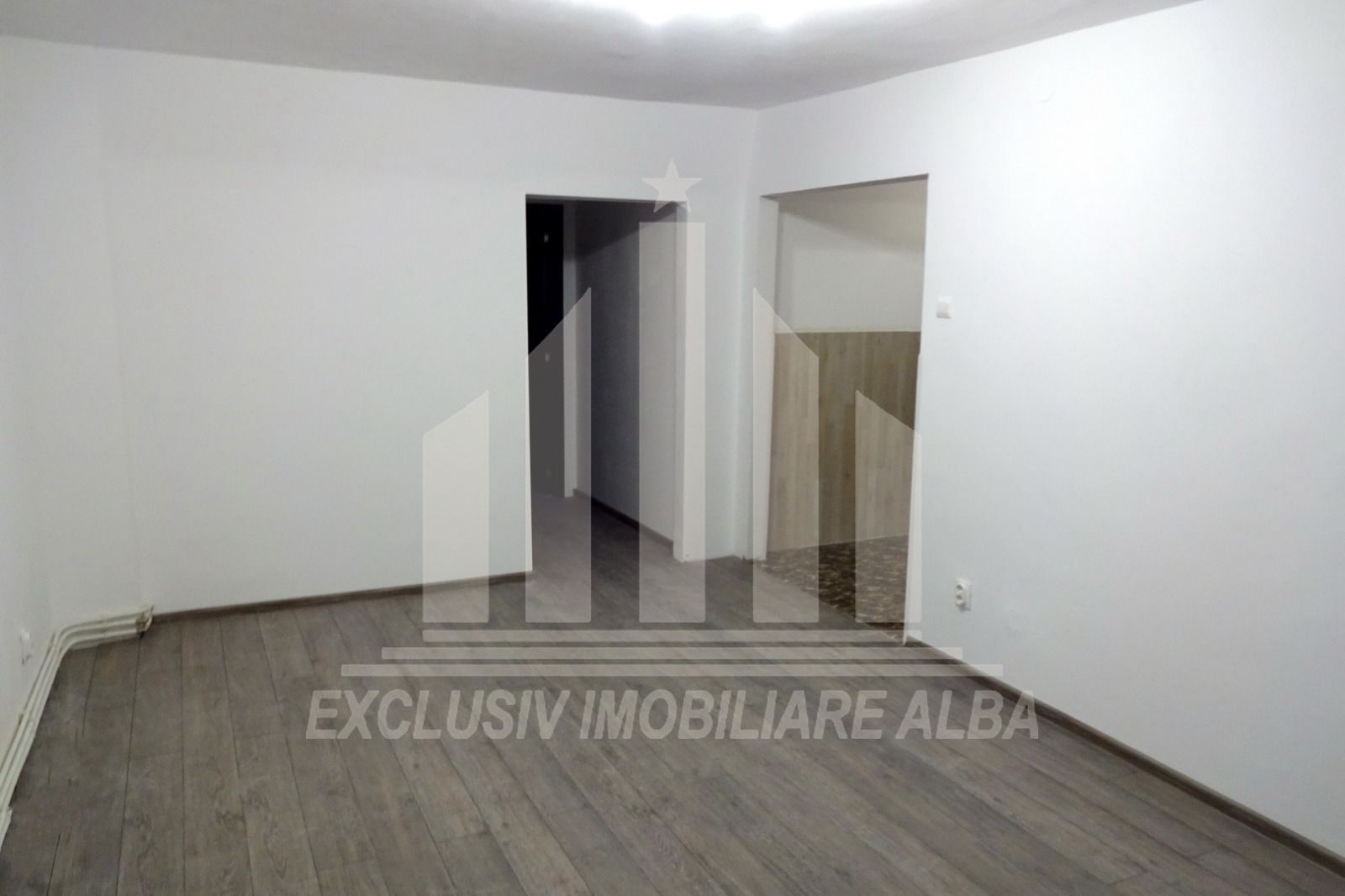 Apartament cu 4 camere decomandate, Cetate, M-uri - Poză 2