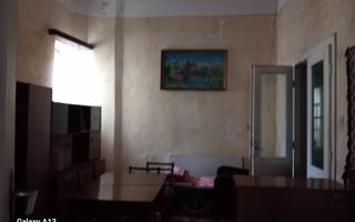 Ag EUROPA vinde casa VECHE zona ULTRACENTRALA întrare și curte comuna. - Poză 7