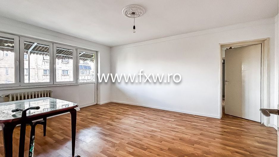 Apartament cu 3 camere, cu balcon la fiecare cameră,  zonă excelentă - Poză 1