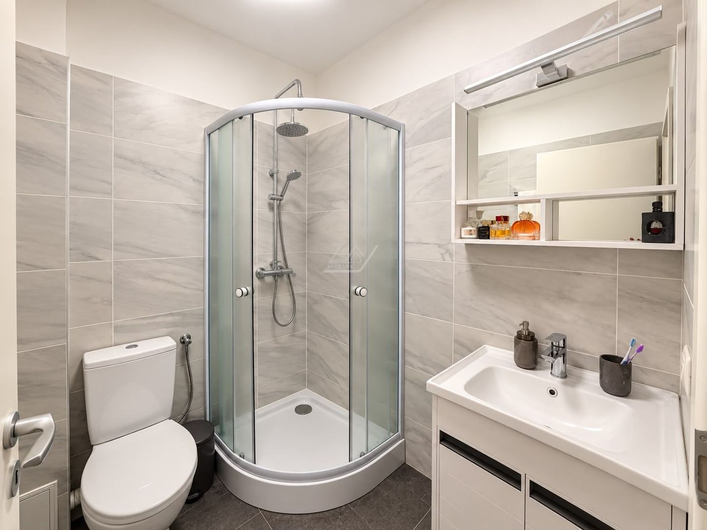 Mobilat si utilat complet. 2 bai. Asfalt. Disponibil imediat. - Poză 11