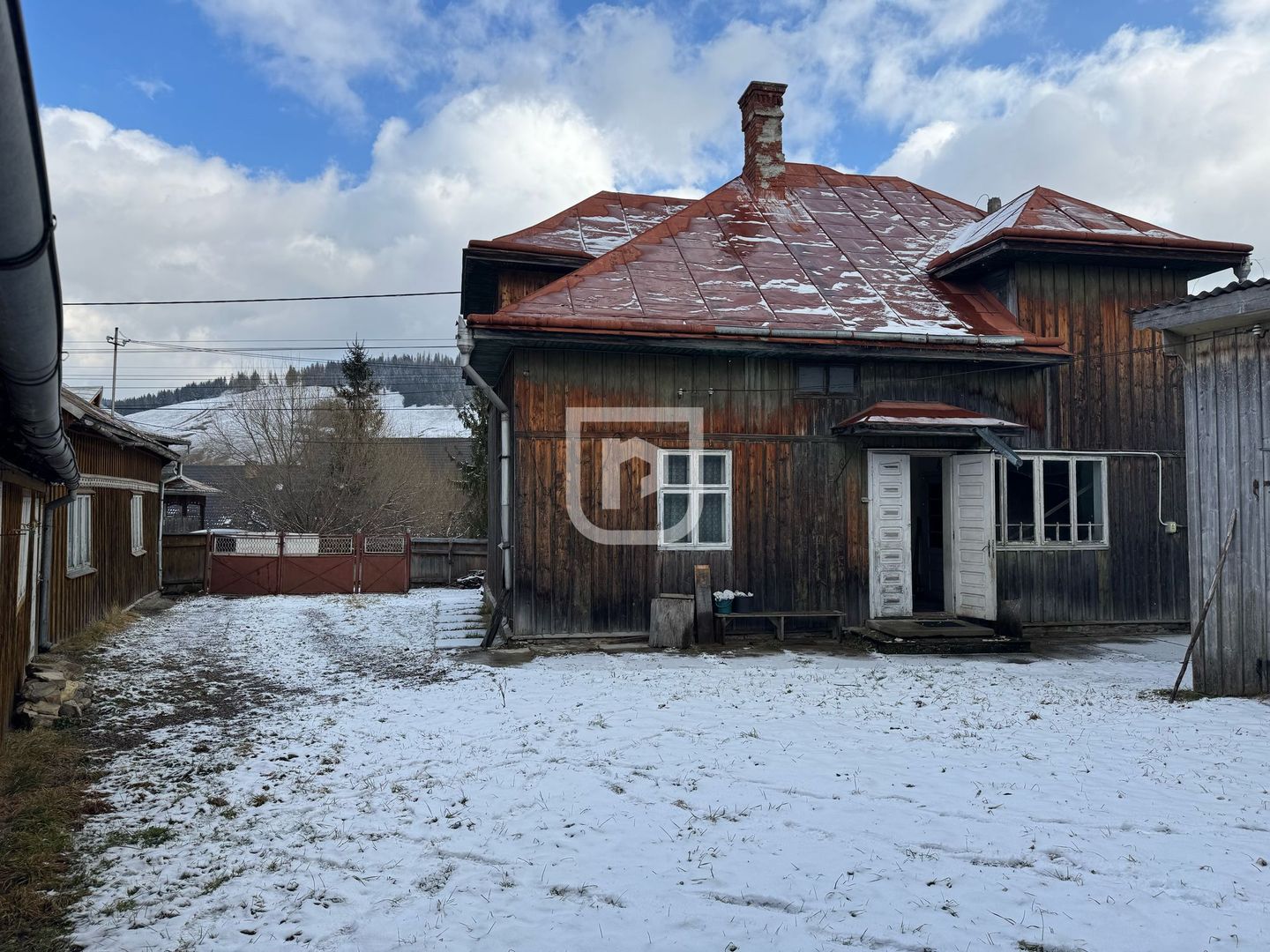 De vanzare casa, atelier fierarie, 4 anexe - 2507 mp in Manastirea Humorului - Poză 2