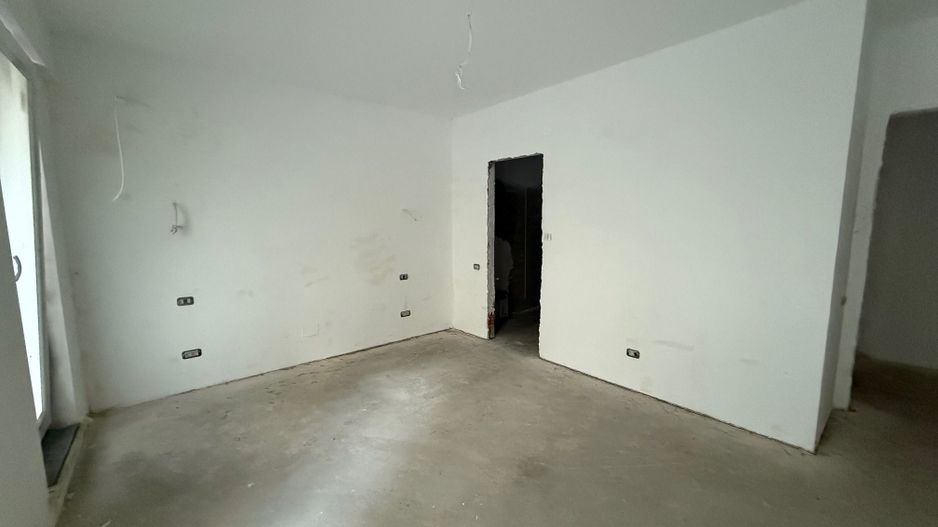 Apartament 4 Camere de Vanzare - Poză 2