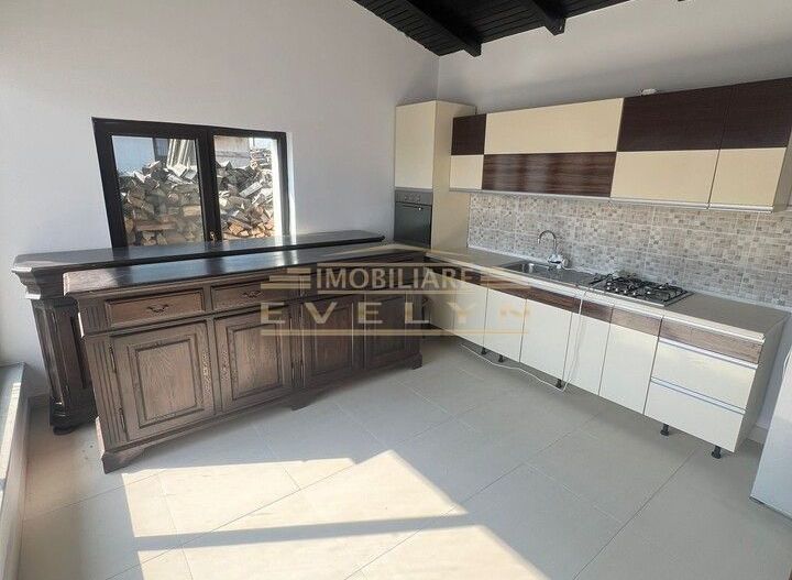 Casa de vanzare in Cristesti la strada principala, renovata complet !! - Poză 2