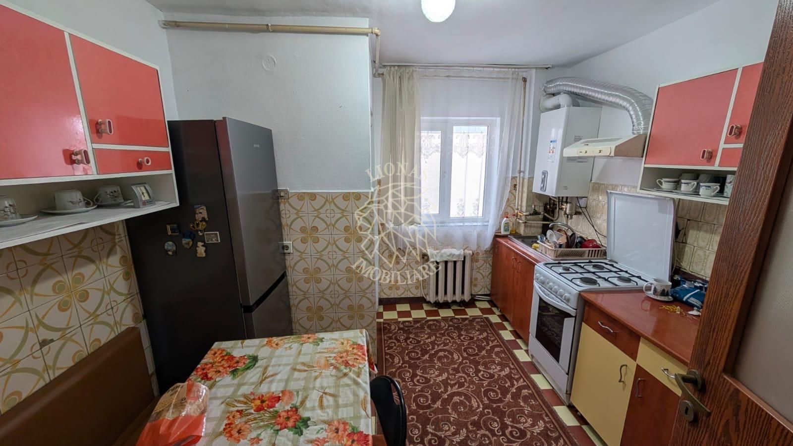 Apartament decomandat 4 camere 90 mp-balcon-Zona Centrala - Poză 2