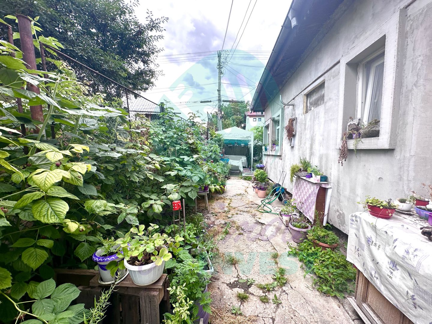 Teren de 250 mp cu casa -  la o distanta de 7 minute de statia de metrou - Poză 5