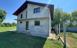 Lângă lac! Casă de vânzare în Lazuri!