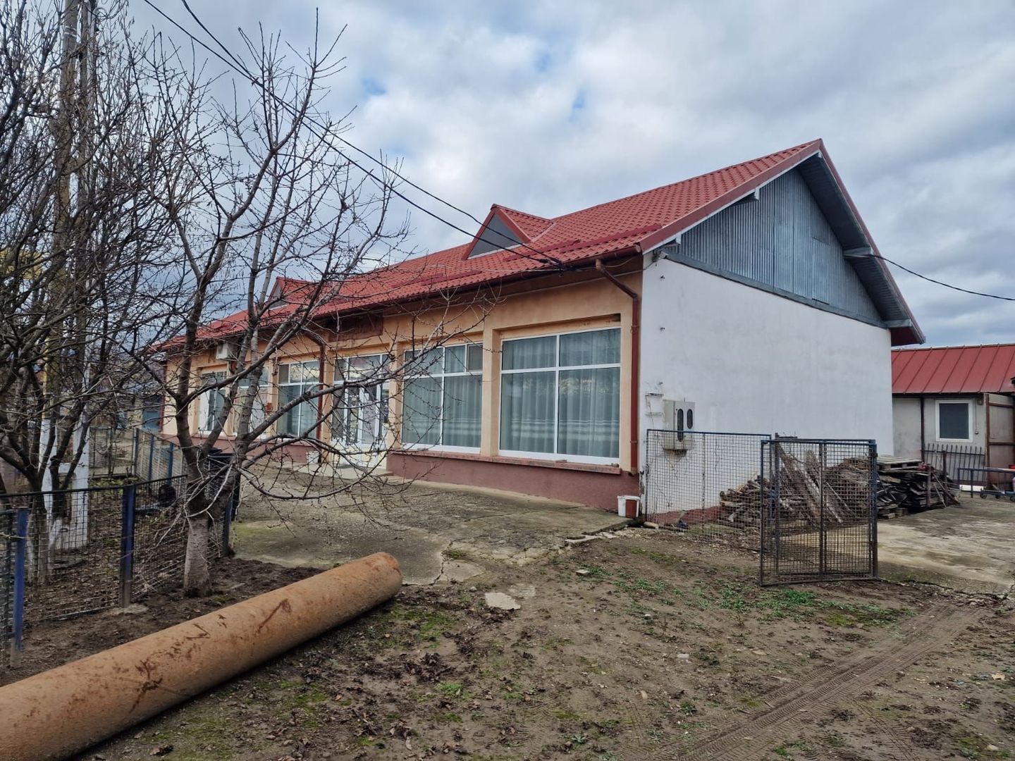 Se oferă spre vânzare / închiriere clădire cu spațiu comercial - Poză 16