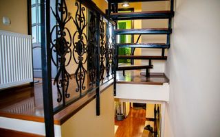 Casă complet mobilată P+1+M - Curte şi loc de parcare- - Poză 10