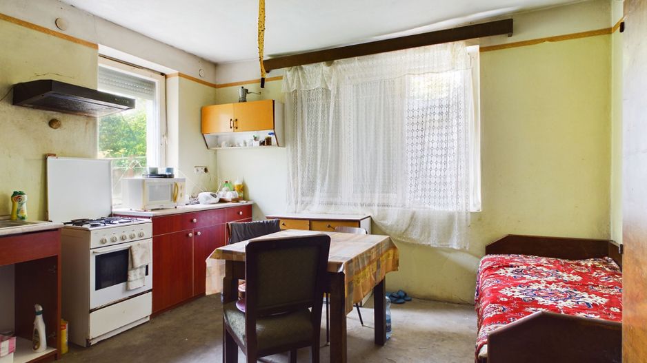 Casă cu teren generos la graniță cu România - Poză 1