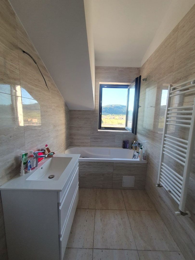 Locuință modernă, 2 camere decomandate, bloc tip vilă, Sânpetru - Poză 11