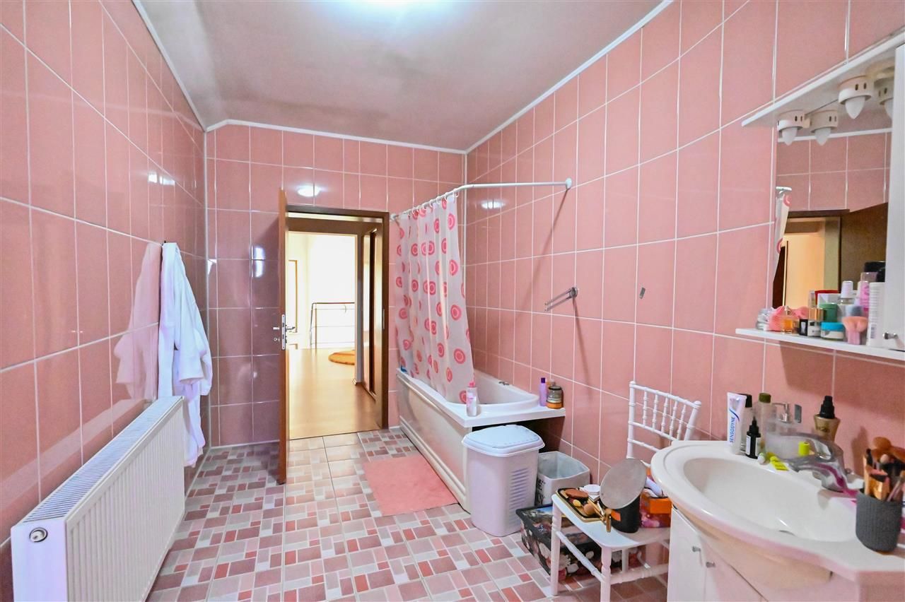 Vila cu 1.500 mp teren, gradina amenajata, linistita zonare,  Halchiu, Brasov - Poză 24