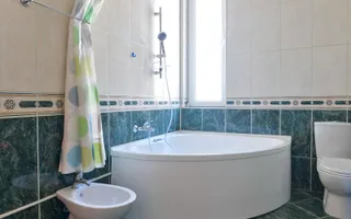 VILA DE LUX CU 6 DORMITOARE SI PISCINA + 800 MP CURTE LA INCHIRIRE - Poză 14