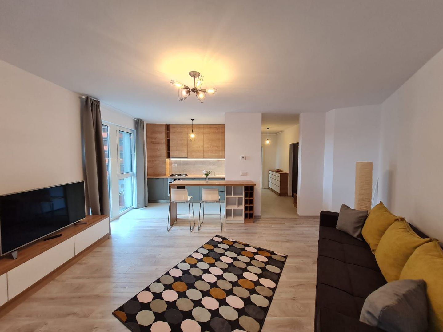 Lux la 10 minute de Iulius Town - Poză 2