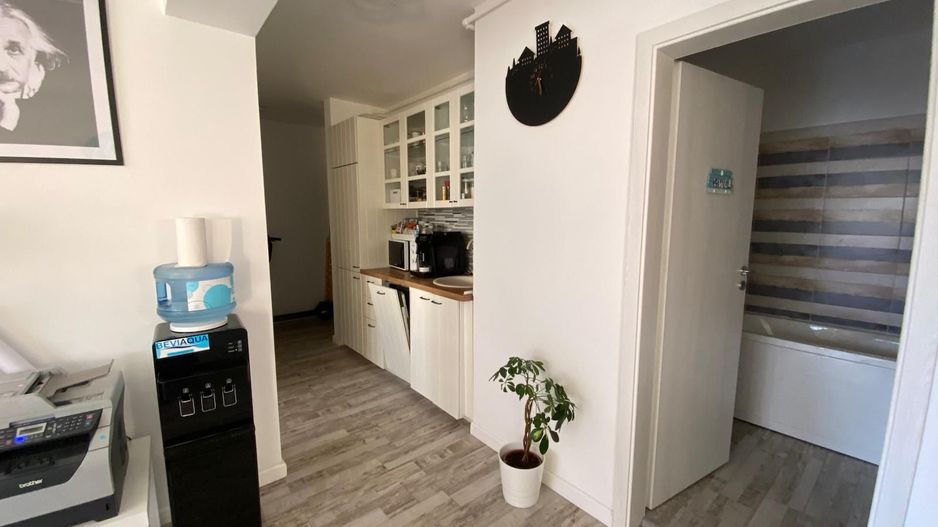 Birou shared (coworking)cu grădină, terasă si parcare proprie - Poză 11