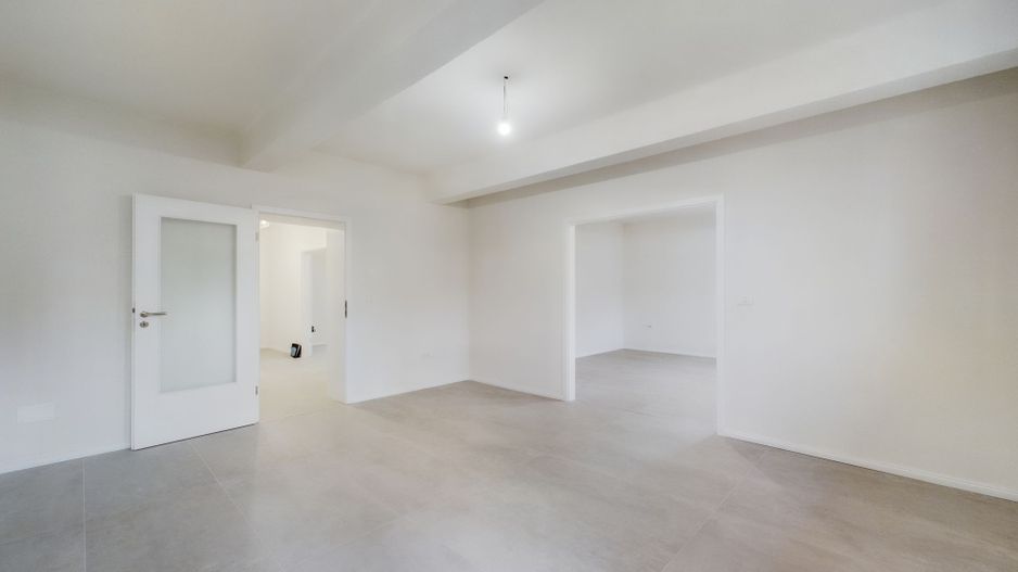 Apartament central 4 camere, foarte generos - Poză 1