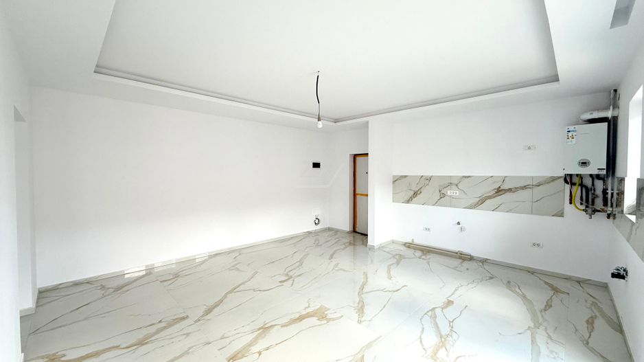 Disponibil imediat. Drum asfaltat. 2 locuri de parcare acoperite. - Poză 2