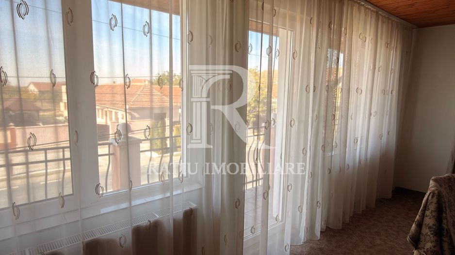 Casă cu spațiu comercial | Curte | Garaj | Parcare | Nojorid - Poză 11
