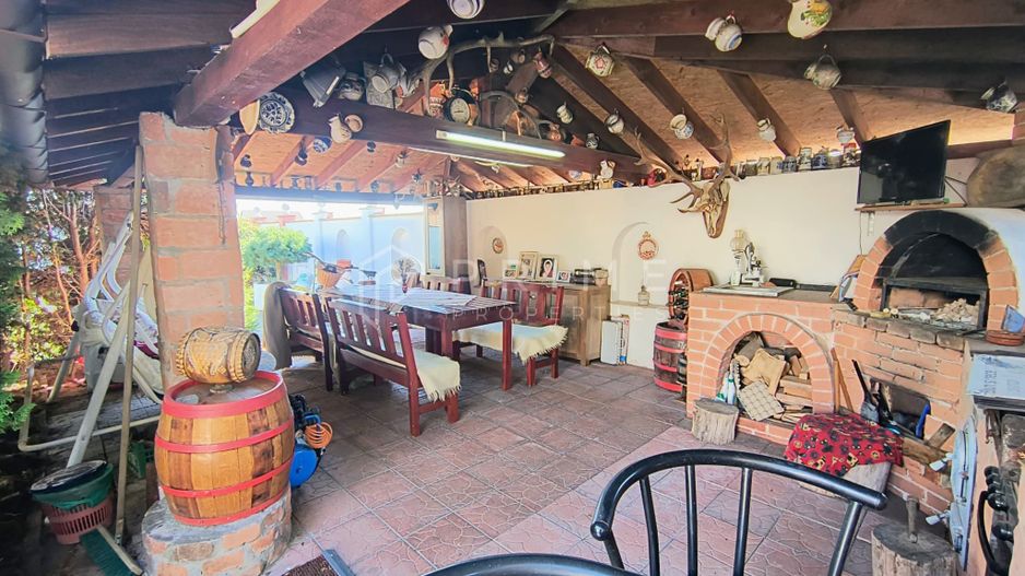 Casa perfectă pentru familie – curte, foișor cu grătar și garaj triplu - Poză 30