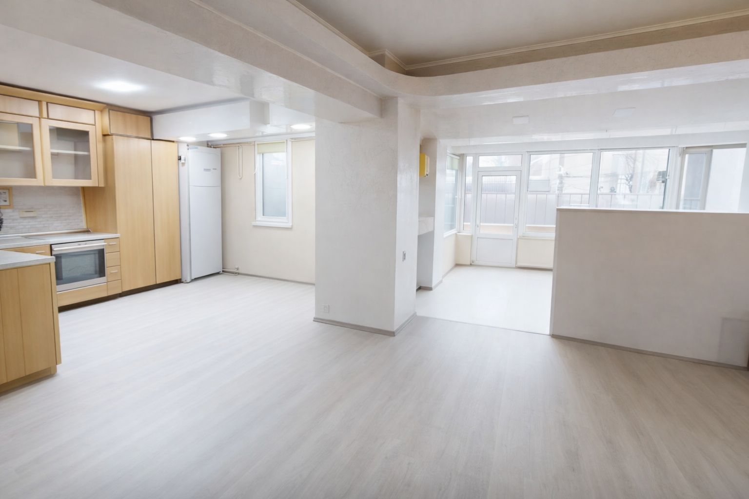 CAPITOL - B-dul. Mamaia - Apartament cu 4 camere si terasa de 80 mp. - Poză 1