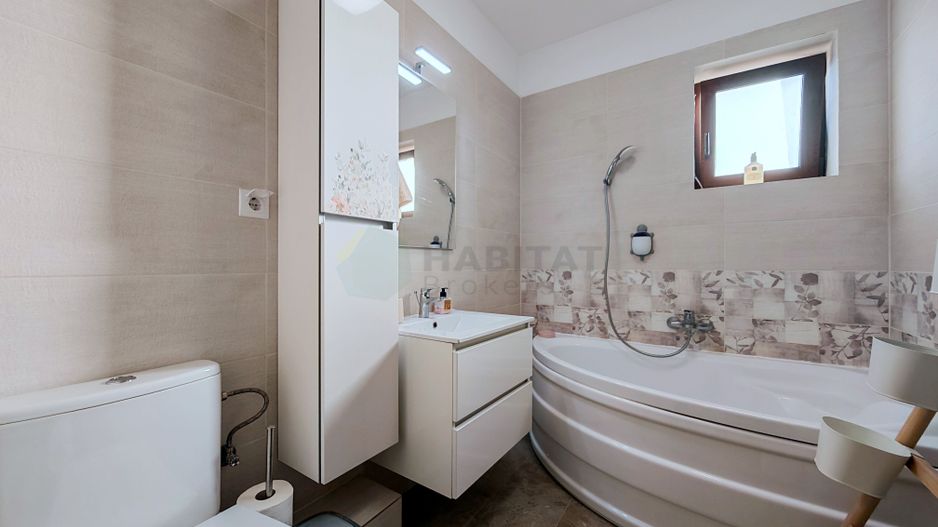 Prima inchiriere, vila cocheta, cu accente exotice - Poză 25