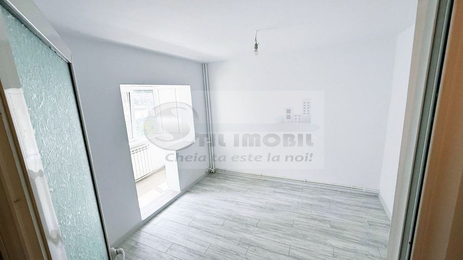 Liber, apartament 3 camere Nicolina 1, renovat modern, baie cu geam - Poză 3