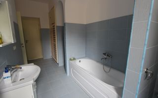 Apartament spatios 3 camere,zona medicina cu garaj si boxa - Poză 9