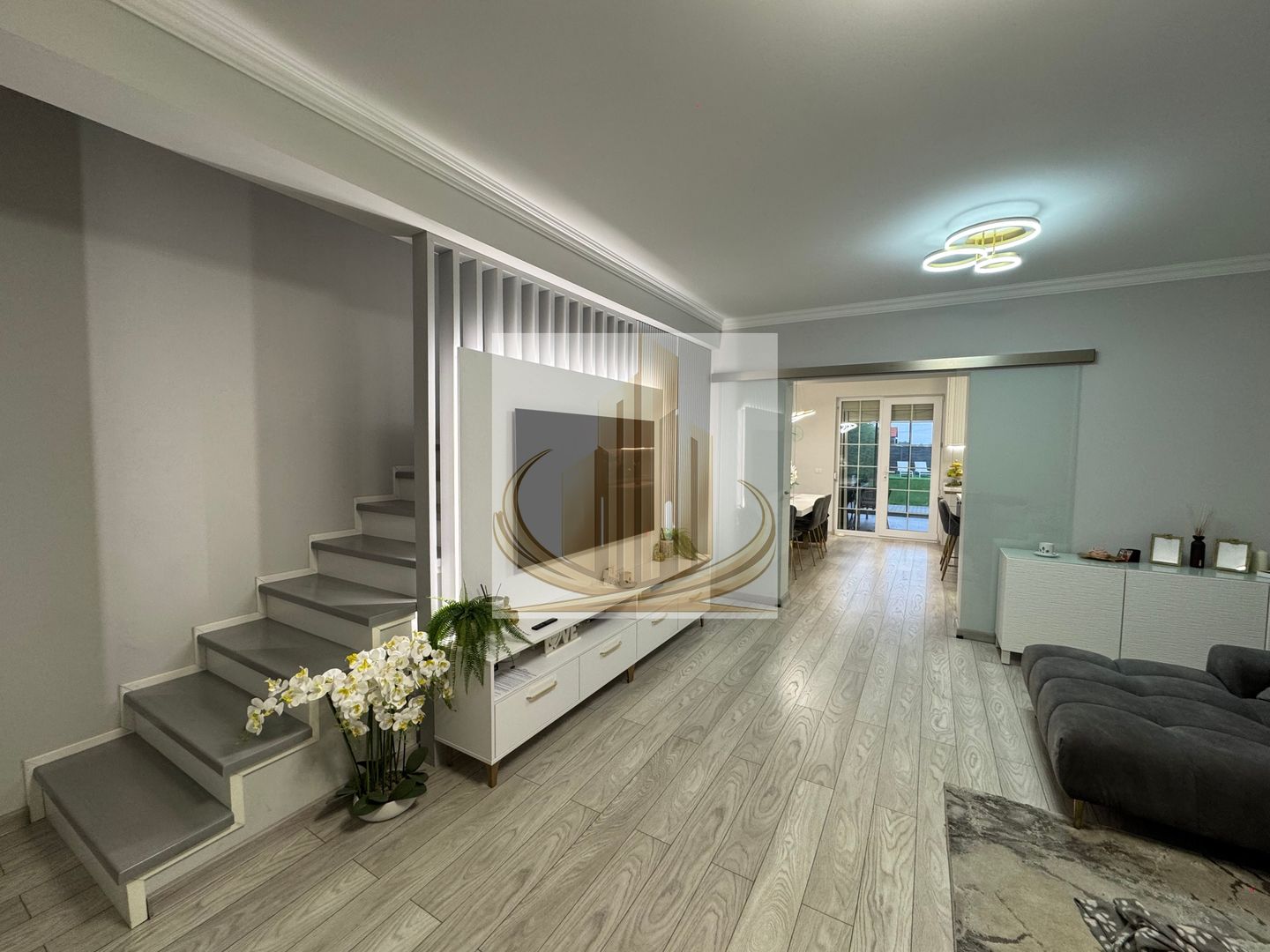 Casa in stil mediteranean, ultrafinisată 5 camere, 3 bai + curte. - Poză 3