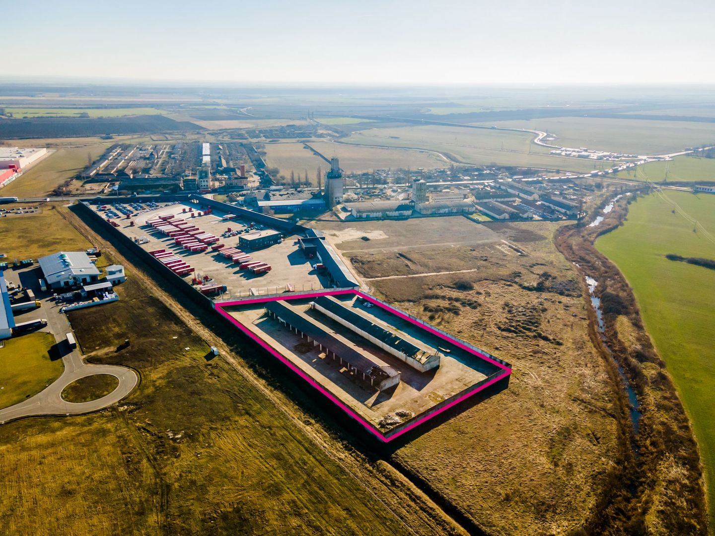 Platformă betonată lângă Autostrada. - Poză 3
