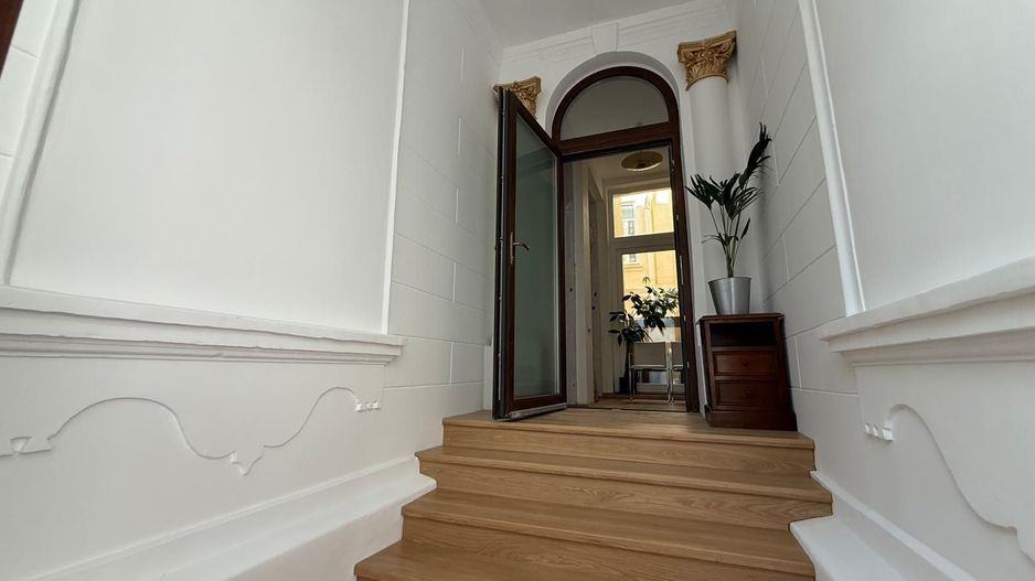 Vilă elegant renovata pentru business de prestigiu - Poză 2