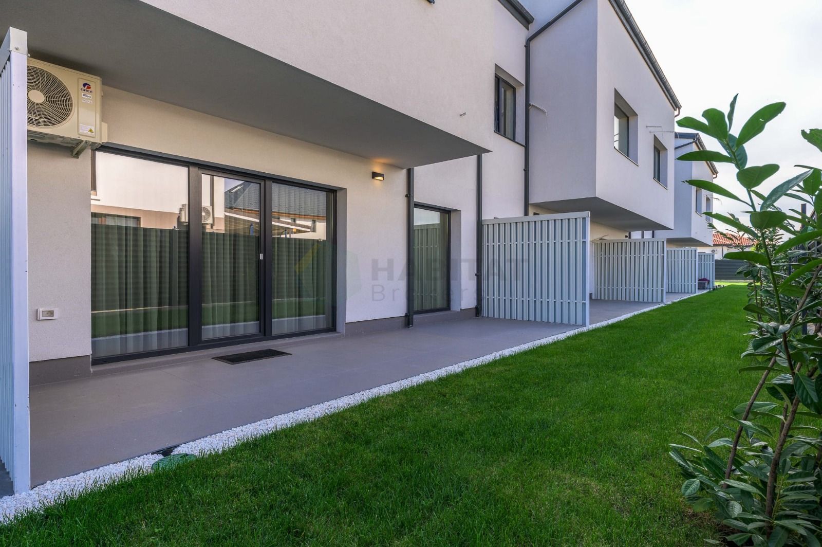 Apartament cu gradina proprie, doua locuri de parcare, gata de mutat - Poză 2