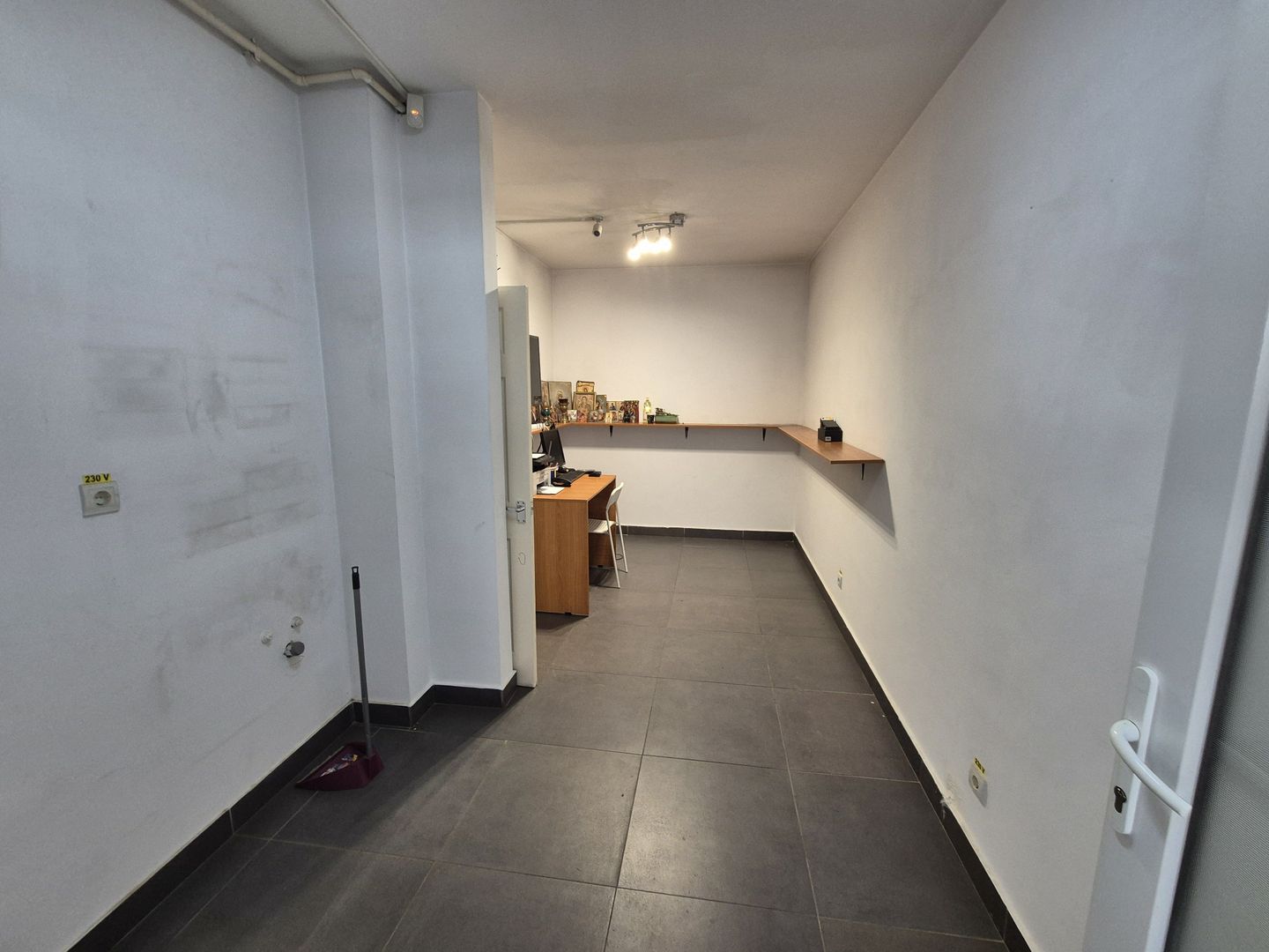 Spatiu comercial 109,54 + 2 locuri de parcare - Varteju - Poză 12